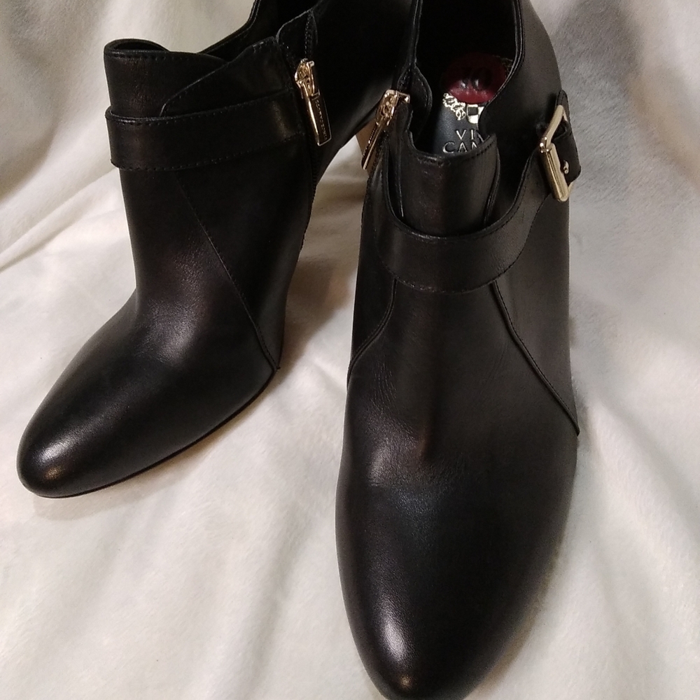 Vince Camuto Vonilesa Black Leather Heeled Zipper Ankle Booties Size 9
